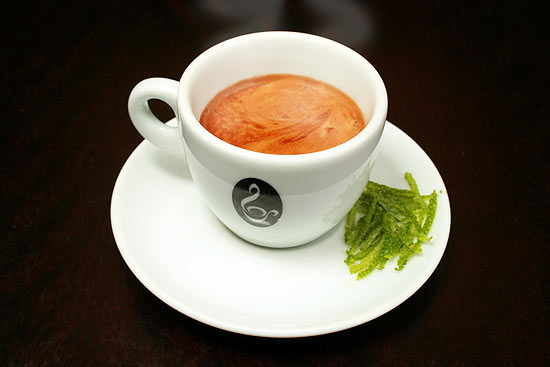 Café romano tem raspas de limão para serem degustadas entre um gole e outro