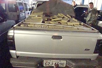 Após perseguição, motorista abandona camionete com 800 kg de maconha, apreendidos pela Polícia Federal perto do Paraguai