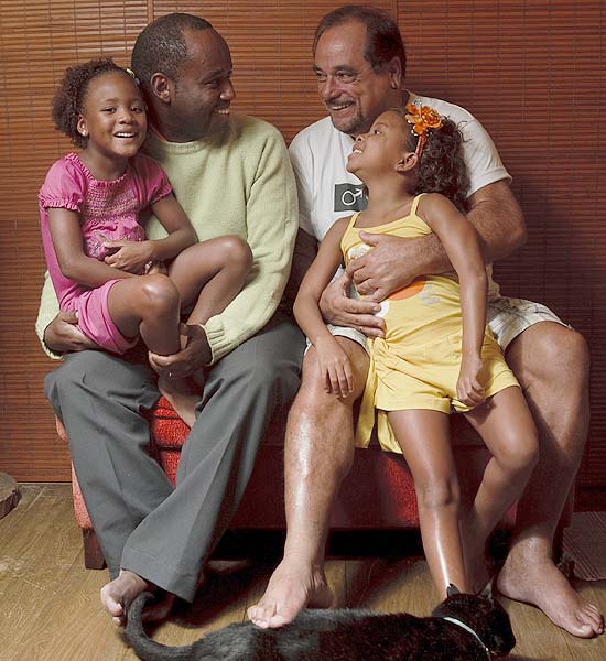 Casal gay com as filhas de 6 e 8 anos que adotaram juntos no Rio de Janeiro