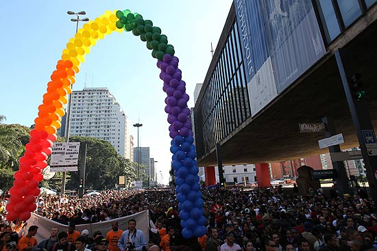 Parada Gay levará 16 trios para a avenida Paulista, neste domingo (25); o ponto de partida é o Masp