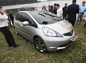 Carro da advogada Mércia Mikie Nakashima que retirado de represa em  Nazaré Paulista, em SP