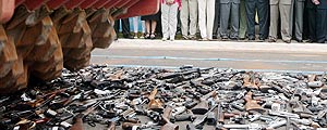 Cerimnia de destruio de cerca de 10 mil armas de fogo recolhidas pela Campanha do Desarmamento, realizada no Memorial Juscelino Kubitschek, em Braslia