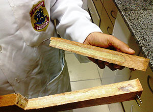 Policiais federais apreendem tbuas de madeira recheadas de basta base de cocana em PE