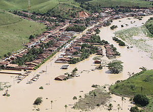 Enchentes destrem casas e deixam desabrigados na cidade de Jacupe; Estado de Alagoas registra 19 mortes