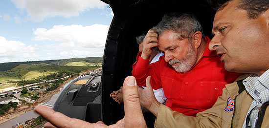 Presidente Lula e o governador Eduardo Campos durante sobrevoo a áreas atingidas pelas enchentes no estado de Pernambuco