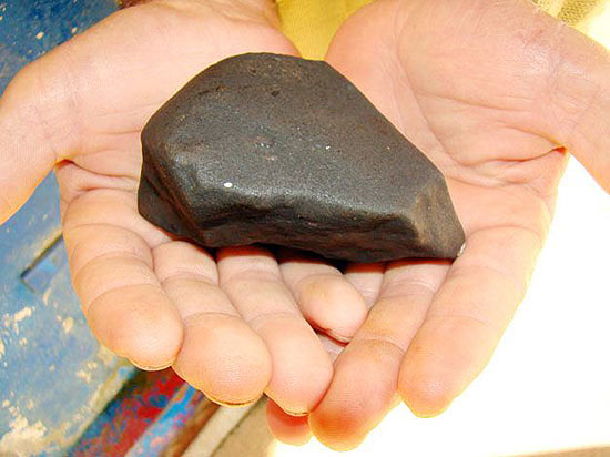 Meteorito encontrado por morador de Varre-Sai, no Rio; astrônoma do Museu Nacional, pedra é um condrito