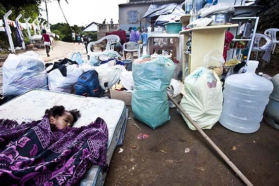 Criança de 1 ano, dorme em rua de Barreiros (PE), após forte chuva; 54 morreram no Nordeste