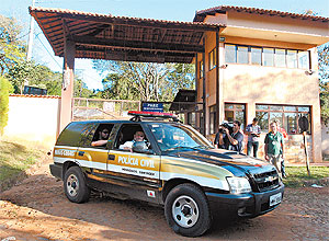 Policiais fazem buscas na entrada do stio do goleiro Bruno, em Esmeraldas, regio metropolitana de Belo Horizonte