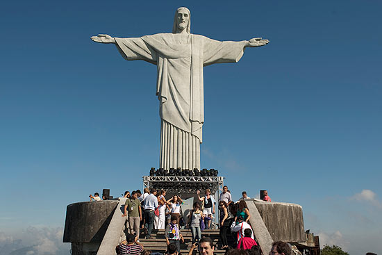 Grupo de turistas visita o Cristo Redentor. Ingresso custar mais caro a partir de sbado (29)