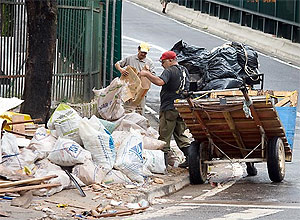 Multa por descarte ilegal faz ecopontos de SP dobrarem recebimento de entulhos; foto mostra despejo no centro