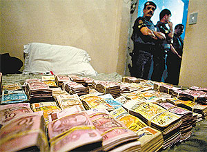 Imagem mostra parte do dinheiro encontrado em casa da zona leste de SP; polcia prende suspeitos de pertencer ap PCC