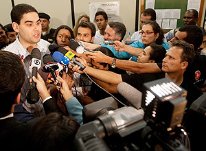 O promotor que ouviu o adolescente, Leonardo Barreto Moreira Alves, fala com a imprensa após o depoimento