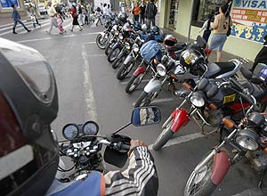 Mototaxista nas rua do centro de Araatuba, cidade com o maior nmero de motos por habitantesdo de So Paulo