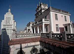 Casarão que foi construído no topo do edifício Martinelli, na avenida São João, 35, com o prédio Altino Arantes ao fundo