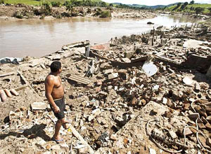 Rio Munda, em Unio dos Palmares, transbordou causando enchentes e destruio em Alagoas