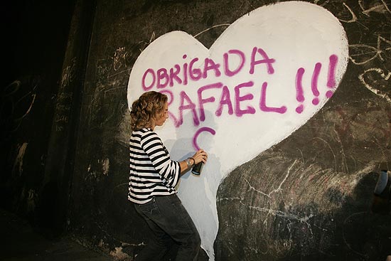 Atriz Cissa Guimarães faz homenagem ao filho Rafael Mascarenhas no túnel Acústico, no Rio, onde ele morreu