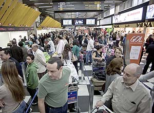 SAO PAULO - SP - 02.08.2010 - Passageiros enfrentao filas no embarque da compania Gol no aeroporto de Congonhas. (Rodrigo Capote/ Folhapress COTIDIANO). ***EXCLUSIVO FOLHA*** 4587