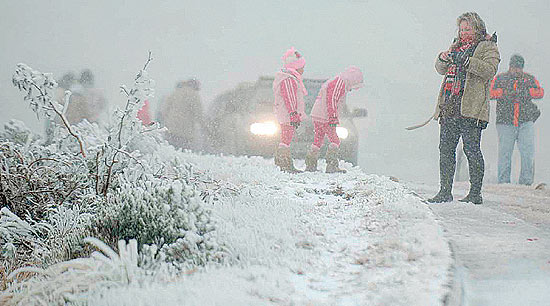 Neve em estrada em Urubici (SC) na quarta-feira, quando nevou em nove cidades do Estado; voltou a nevar na cidade na manhã de hoje