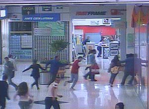 Imagens do circuito interno de segurana do Santana Parque Shopping mostram assalto ocorrido na noite de sbado (7)
