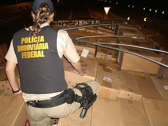 Durante fiscalizao, Polcia Rodoviria Federal apreende cigarros contrabandeados, em Guara (PR)