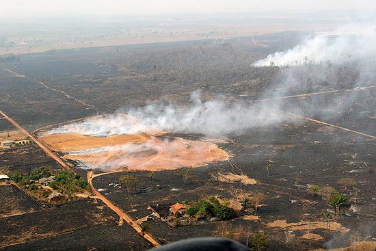 Incndio de grandes propores atingiu a cidade de Marcelndia (710 km de Cuiab), em Mato Grosso