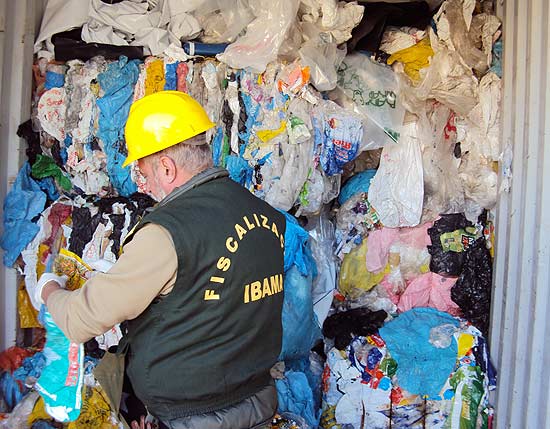 A Receita Federal encontrou 22 toneladas de lixo domstico em um continer importado da Alemanha no porto de Rio Grande (RS)