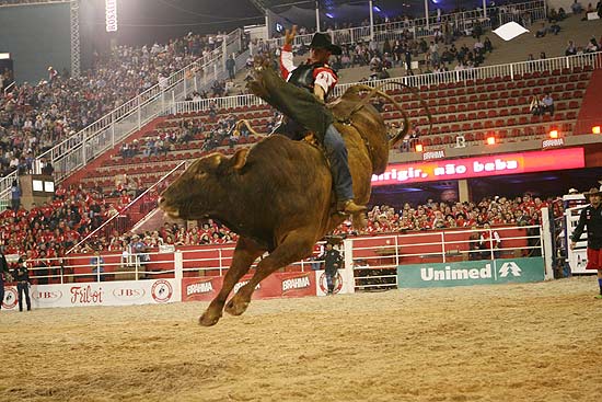 Peo monta touro na final do circuito Barretos e Rodeios; rodeio internacional comea nesta quinta-feira