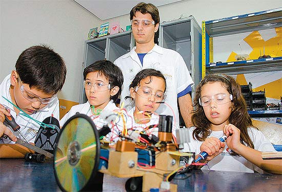 Com professor, alunos do 3 ano usam laboratrio de robtica da Escola do Amanh