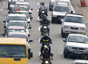 Motos trafegam na marginal Tiet; Promotoria investiga alto ndice de mortes entre motociclistas em So Paulo