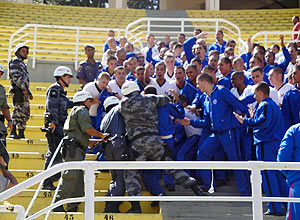 Policiais militares simulam contenção de torcedores na arquibancada do Pacaembu, na zona oeste de SP
