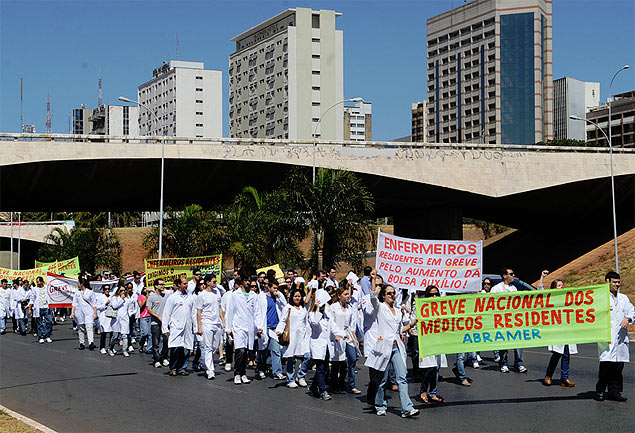 Em protesto, médicos-residentes de Brasília andaram do ambulatório do Hospital de Base do Distrito Federal até o Hospital Regional da Asa Norte