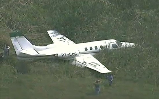 Avio de pequeno porte no conseguiu frear e saiu da pista no aeroporto de Jacarepagu, no Rio, pela manh