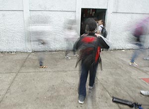 Movimentação de alunos em escola onde há registro de extorsões de alunos brasileiros contra estudantes bolivianos