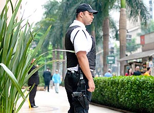 Segurana armado em frente a shopping center de So Paulo; lojistas discutem medidas contra roubos com especialistas