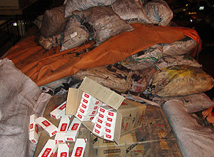 PF apreende cerca de 350 caixas com pacotes de cigarros em caminho na regio de Campinas 