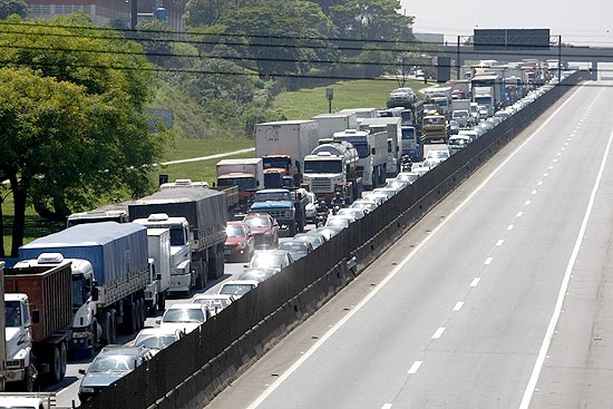 Pista expressa da Dutra  interditada na regio de Guarulhos; pico de congestionamento atingiu 15 km