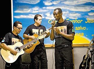 Agentes do Bope, integrantes do grupo gospel Tropa de Louvor, ensaiam na sede da corporação, em Laranjeiras, no Rio
