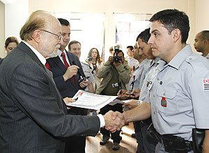 Governador Alberto Goldman entrega certificado de honra ao mrito aos policiais militares