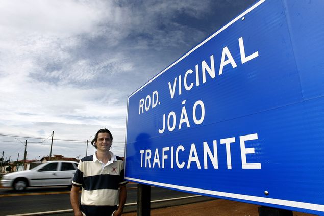 Ney Eduardo Aidar ao lado da placa da vicinal que leva o nome de seu av, Joo Traficante, entre Franca e Ibiraci (MG)