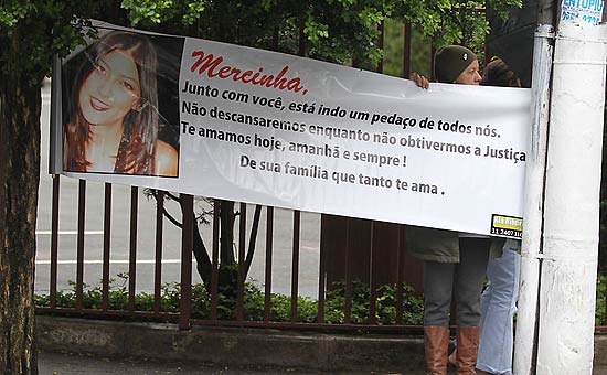 Famlia de Mrcia Nakashima coloca faixa em homenagem  advogada em frente ao frum de Guarulhos