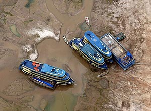 Barcos afetados pela seca em igarap que desgua no rio Negro
