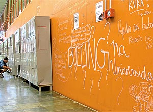 "Bulling (sic) na universidade", escrito em mural da Unesp em Assis; em "brincadeira", alunas eram chamadas de gordas