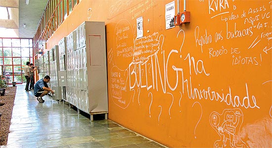 "Bulling (sic) na universidade", escrito em mural da Unesp; em "brincadeira" alunas eram chamadas de gordas