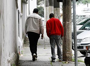 Irmão de uma vítima que não quis se identificar (blusa vermelha) reconheceu um dos agressores e deixou o 5º DP