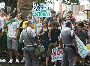 Estudante protestam em Ribeiro Preto contra prova do Enem