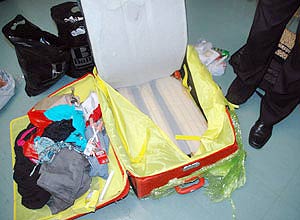 Cocana escondida em fundo falso na mala de uma francesa presa no aeroporto de Cumbica, em Guarulhos; 309 estrangeiros foram presos neste ano