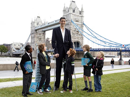 Em imagem de setembro de 2009, Sultan Kosen posa para fotos ao lado de estudantes em Londres