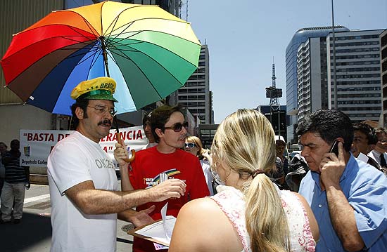 O presidente da ONG Casaro Brasil, Douglas Drummond ( esq.), recolhe assinaturas na avenida Paulista