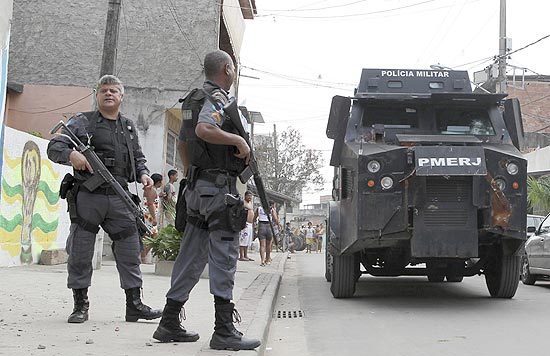 Policiais fazem operao na comunidade Nelson Mandela, em Manguinhos; veja imagens