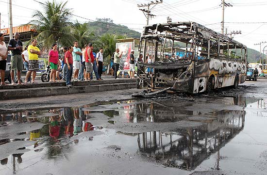 Ônibus incendiado nesta quarta-feira; Rio tem ataques desde o fim de semana